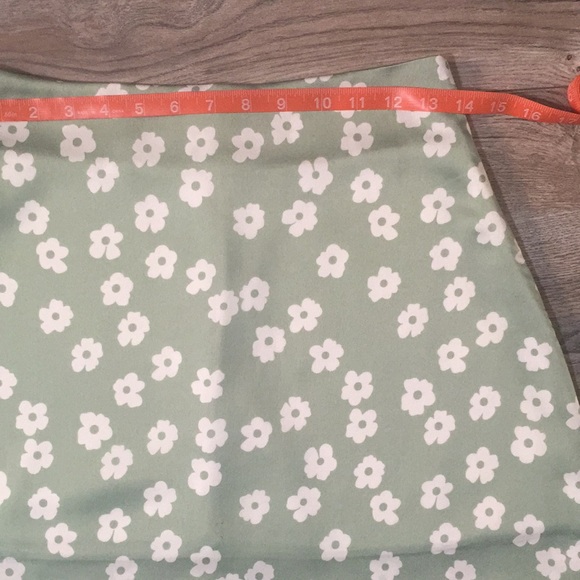 Princess Polly looks like Green mini satin skirt. - Picture 4 of 12